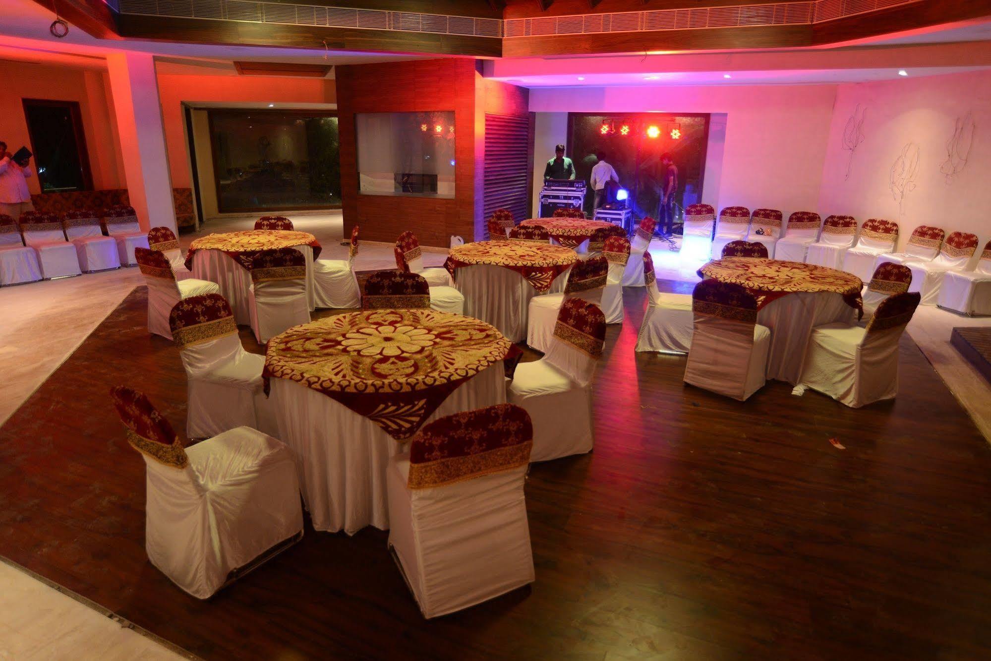 Palm Green Club Resort Jetalpur Exterior foto