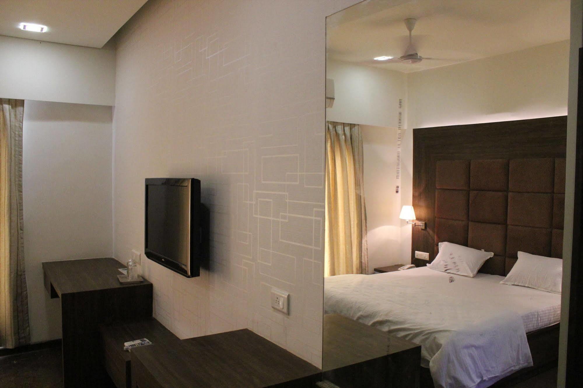 Palm Green Club Resort Jetalpur Exterior foto