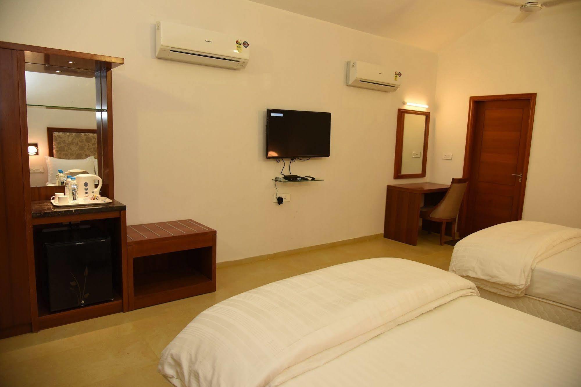 Palm Green Club Resort Jetalpur Exterior foto